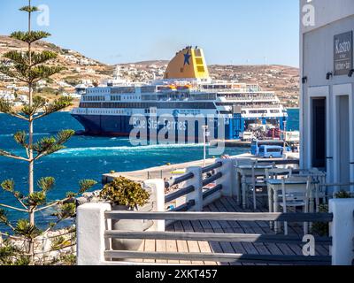 Blue Star Ferry. Parikia, Paros, Grèce. Banque D'Images