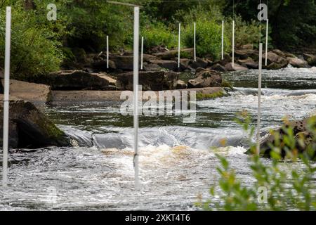 The River Calder at Sowerby Bridge , Calderdale, West Yorkshire, Royaume-Uni. La rivière a été classée comme l'une des pires rivières pour les déversements d'eaux usées en Angleterre. L'analyse du Guardian a suivi les rivières anglaises avec le plus grand nombre de déversements d'eaux usées par mile en 2023, classant la rivière Calder au quatrième rang des pires avec 72 déversements par mile de rivière - un total de 5 647 déversements d'eaux usées. Crédit : Windmill images/Alamy Live News Banque D'Images