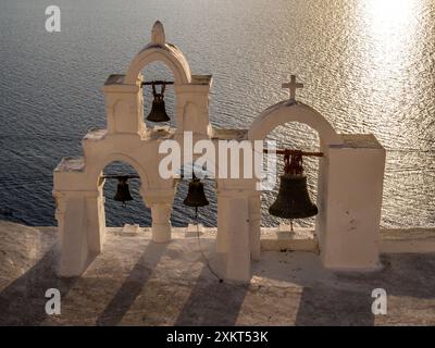 Les quatre cloches d'Oia. Banque D'Images