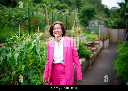 Eluned Morgan se promène dans le jardin du Caer Heritage Centre à Caerau, Ely. Morgan est sur le point de devenir le nouveau leader du Labour gallois et probablement le premier ministre du pays de Galles, après qu'aucun autre candidat n'ait pris part à la course à la suite de la démission la semaine dernière de Vaughan Gething, après quatre mois tortueux au pouvoir, avec des querelles sur les dons et des ministres licenciés. Date de la photo : mercredi 24 juillet 2024. Banque D'Images