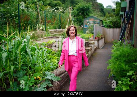 Eluned Morgan se promène dans le jardin du Caer Heritage Centre à Caerau, Ely. Morgan est sur le point de devenir le nouveau leader du Labour gallois et probablement le premier ministre du pays de Galles, après qu'aucun autre candidat n'ait pris part à la course à la suite de la démission la semaine dernière de Vaughan Gething, après quatre mois tortueux au pouvoir, avec des querelles sur les dons et des ministres licenciés. Date de la photo : mercredi 24 juillet 2024. Banque D'Images