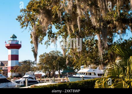 Regarder à travers Spanish Moss à Marina à Hilton Head avec le phare de Harbour Town en arrière-plan sur l'île de Hilton Head. Banque D'Images