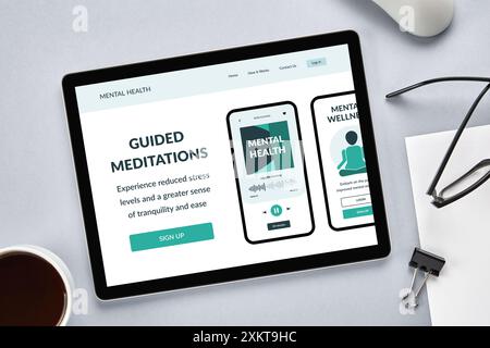 Concept d'application de méditation. Photo aérienne d'une tablette sur un bureau affichant une application de santé mentale à l'écran. Banque D'Images