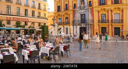 Touristes à IS place des évêques, près du Palais épiscopal, El Palacio épiscopal, palais épiscopal, ville de Malaga, Andalousie, Espagne. Banque D'Images