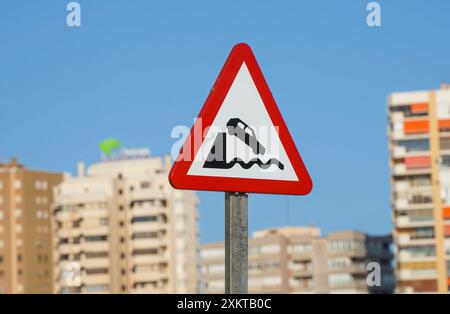 Voiture tombant dans l'eau du quai, panneau d'avertissement de la circulation dans le port de Malaga, Espagne. Banque D'Images