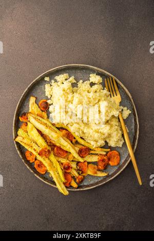 Savourez un copieux petit déjeuner ou un déjeuner avec millet, courgettes cuites au four et carottes, pour un délicieux repas végétarien Banque D'Images