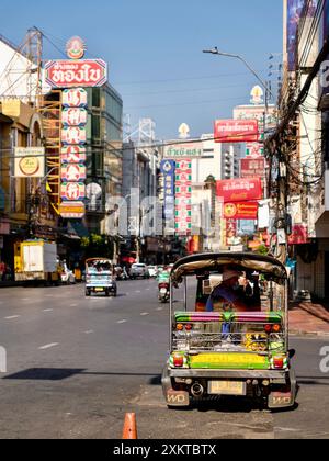 Un tuktuk sur Yaowarat Road dans le quartier chinois de Bangkok, en Thaïlande Banque D'Images