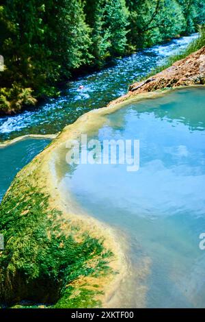 Source chaude sereine surplombant la rivière coulante dans la forêt - vue au niveau des yeux Banque D'Images