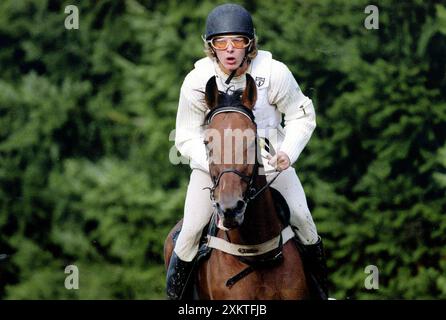 6-10-2001 Fontainebleau Archivio Storico Olycom/LaPresse Andrea Albert Pierre Casiraghi (la colle, 8 giugno 1984) è il primo dei tre figli di Carolina di Monaco e del suo secondo marito Stefano Casiraghi. È quarto nella linea di succesone al trono e ha due fratelli minori, Charlotte e Pierre, e una sorellastra minore, nata dal terzo matrimonio di sua madre. Nella Foto : Andrea Albert Pierre Casiraghi ad un allenamento di equitazione della sorella la principessa Charlotte di Monaco a Fontainebleau sur la photo : Andrea Albert Pierre Casiraghi lors d'une séance d'entraînement à cheval pour sa sœur Princes Banque D'Images