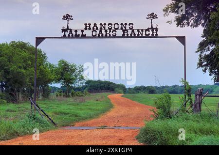 Porte de ranch en fer forgé près de Groesbeck dans le comté de Limestone, Texas central, États-Unis Banque D'Images