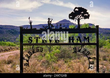 Signe en fer forgé pour commémorer une personne à l'entrée d'un ranch au crépuscule près de Pandale, vallée de la rivière Pecos, plateau de Stockton dans le comté de Val Verde, Texas, États-Unis Banque D'Images