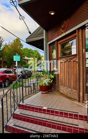 Entrée pittoresque du café rustique avec des plantes dans la vue aérienne de la petite ville Banque D'Images