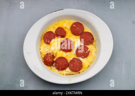 Saucisse frite à la turque avec œufs (sucuklu yumurta) Banque D'Images