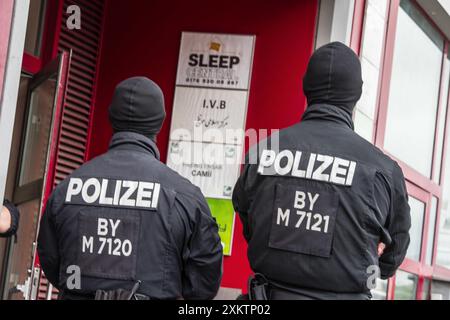 24 juillet 2024 : scènes de la police et des forces de sécurité bavaroises attaquant le Bayern Islamische Vereinigung dans le district de Pasing à Munich, Allemagne dans le cadre de l'interdiction fédérale qui inclut les Islamisches Zentrum Hamburg (IZH), Verein der Foerderer einer iranischen-islamischen Moschee à Hambourg, Zentrum der Islamischen Kultur (ZIK), et l'Islamisches Zentrum Berlin (IZB). L’IVB est lié au régime iranien, au Hezbollah, aux structures antisémites en Allemagne et aux structures pro-Hamas. Les groupes ont été interdits sur la base de violations du Vereinsgesetz et du non-confo Banque D'Images