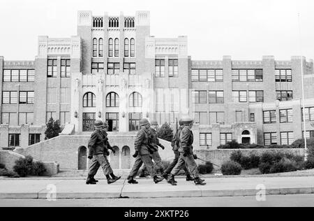 Soldats de la Garde nationale marchant devant le Central High School, Little Rock, Arkansas, USA, Thomas J. O'Halloran, collection de photographies du magazine U.S. News & World Report, janvier 1958 Banque D'Images