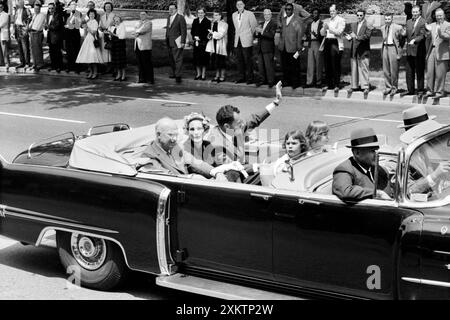 Le président américain Dwight Eisenhower en voiture décapotable avec le vice-président américain Richard Nixon, sa femme Pat Nixon et leurs deux filles, Tricia et Julie à leur retour de voyage en Amérique du Sud, Washington, DC, USA, Thomas J. O'Halloran, collection de photographies du magazine U.S. News & World Report, 15 mai 1958 Banque D'Images