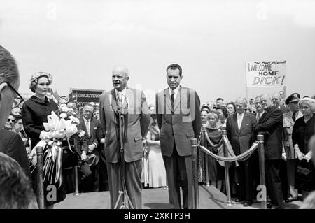 Le président américain Dwight Eisenhower accueille le vice-président américain Richard Nixon et son épouse Pat Nixon à leur retour de voyage en Amérique du Sud, Washington, DC, USA, Thomas J. O'Halloran, collection de photographies du magazine U.S. News & World Report, 15 mai 1958 Banque D'Images