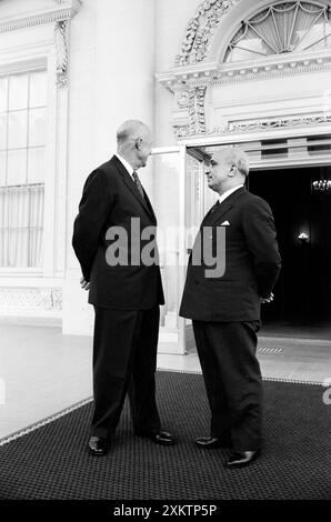 Le président américain Dwight Eisenhower avec le premier ministre italien Amintore Fanfani, Washington, D.C. (États-Unis), Warren K. Leffler, collection de photographies du magazine U.S. News & World Report, 29 juillet 1958 Banque D'Images