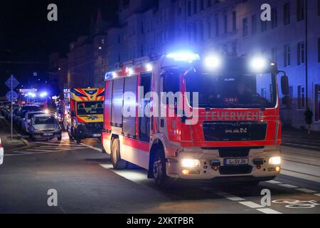 Leipzig - 8-Jähriges Mädchen klagt über Reizhusten : Stechende Chemikalie in Mehrfamilienhaus verteilt 16.07.2024 gegen 22,30 Uhr Leipzig, Faradaystraße Fotograf : EHL Media/Björn Stach Text PM Polizei Leipzig : Im Leipziger Stadtteil Möckern haben Unbekannte in der vergangenen Nacht im Bereich von zwei Mehrfamilienhäusern eine unbekannte Chemikalie verteilt. Die Chemikalie hatte einen stark stechenden Geruch, woraufhin insgesamt zwei Frauen 46, 49 und ein Mädchen 8 über starken Reizhusten klagten und vor Ort ambulant behandelt werden Mussten. Der Geruch konnte durch die eingesetzte Feuerwehr nic Banque D'Images