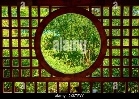 Fenêtre circulaire vue sur le luxuriant Green Garden Pavilion à Gresham Banque D'Images