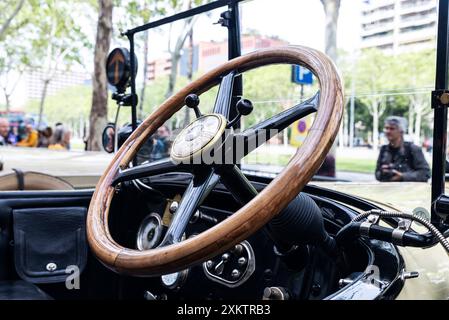 Barcelone, Espagne - 6 avril 2024 : volant et tableau de bord en bois d'une vieille voiture rétro des années 1920 de la marque Mercedes Benz garée dans une rue Banque D'Images