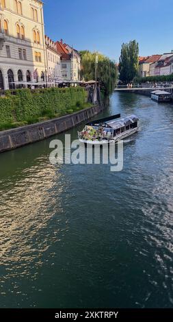 Ljubljana, Slovénie : juillet 4,2024 : vue sur l'église, la rivière et le triple pont en été au centre-ville Banque D'Images