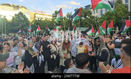 Berlin, Allemagne. 24 juillet 2024. Une action de protestation est organisée pour manifester sa solidarité avec le peuple palestinien et pour exiger un cessez-le-feu immédiat, mercredi 24 juillet 2024 sur la place Wittenbergplatz à Berlin, en Allemagne. BELGA PHOTO HATIM KAGHAT crédit : Belga News Agency/Alamy Live News Banque D'Images