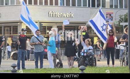 Berlin, Allemagne. 24 juillet 2024. Les contre-manifestants portent des drapeaux israéliens alors qu'une action de protestation est organisée pour montrer leur solidarité avec le peuple palestinien et pour exiger un cessez-le-feu immédiat, mercredi 24 juillet 2024 sur la place Wittenbergplatz à Berlin, en Allemagne. BELGA PHOTO HATIM KAGHAT crédit : Belga News Agency/Alamy Live News Banque D'Images