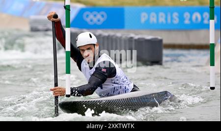 Paris, France. 24 juillet 2024. Jeux Olympiques de Paris 2024. Entraînement en canoë Slalom. Stade nautique olympique. Paris. Adam Burgess (GBR) lors d'un entraînement de canoë Slalom aux Jeux Olympiques de Paris 2024 au stade olympique nautique, France. Crédit : Sport in Pictures/Alamy Live News Banque D'Images