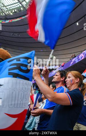 Paris, France. 24 juillet 2024. Les spectateurs acclament lors du match de rugby à sept de la poule C masculine entre la France et les États-Unis des Jeux Olympiques de Paris 2024 à Paris le 24 juillet 2024. Crédit : Xu Chang/Xinhua/Alamy Live News Banque D'Images