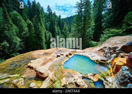 Umpqua Hot Springs dans la luxuriante forêt Evergreen vue aérienne Banque D'Images