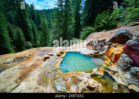 Sources thermales d'Umpqua dans la retraite forestière de montagne vue au niveau des yeux Banque D'Images