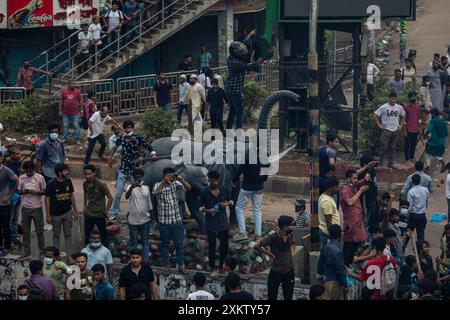 Des manifestants anti-quotas affrontent des membres de la Bangladesh Chhatra League (BCL) (aile étudiante du parti au pouvoir), dans la zone du collège de Dhaka. De violents affrontements entre groupes étudiants rivaux à propos des quotas pour les emplois gouvernementaux, a déclaré la police. Cela s'est produit un jour après que plus de 1500 personnes ont été blessées. Banque D'Images