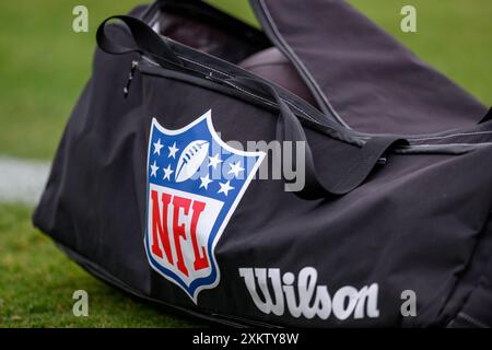 Ashburn, Virginie, États-Unis. 24 juillet 2024. Des photos détaillées d'un sac de la NFL rempli de ballons de football pendant la pratique du camp d'entraînement des Washington Commanders au centre d'entraînement OrthoVirginia à Commanders Park à Ashburn, en Virginie Reggie Hildred/CSM/Alamy Live News Banque D'Images