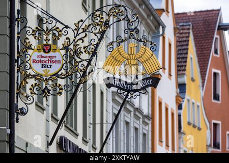 Goldener Adler, Wirtshausschild à Ellwangen. IM ehemaligen Gasthaus tagte in der Nachkriegszeit der Ellwanger Kreis der Bundespolitiker von CDU und CSU. // 23.07.2024 : Ellwangen Jagst, Baden-Württemberg, Deutschland, *** Goldener Adler, inn sign in Ellwangen dans l'ancienne auberge, le cercle Ellwangen des politiciens fédéraux de la CDU et de la CSU s'est réuni dans la période d'après-guerre 23 07 2024 Ellwangen Jagst , Baden Württemberg, Allemagne, Banque D'Images