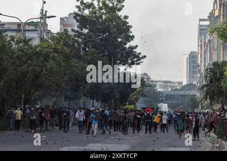 Des manifestants anti-quotas affrontent des membres de la Bangladesh Chhatra League (BCL) (aile étudiante du parti au pouvoir), dans la zone du collège de Dhaka. De violents affrontements entre groupes étudiants rivaux à propos des quotas pour les emplois gouvernementaux, a déclaré la police. Cela s'est produit un jour après que plus de 1500 personnes ont été blessées. Banque D'Images