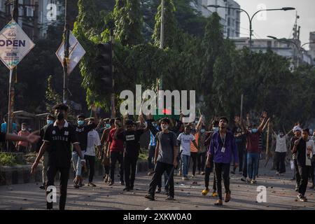 Dhaka, Bangladesh. 18 juillet 2024. Des manifestants anti-quotas affrontent des membres de la Bangladesh Chhatra League (BCL) (aile étudiante du parti au pouvoir), dans la zone du collège de Dhaka. De violents affrontements entre groupes étudiants rivaux à propos des quotas pour les emplois gouvernementaux, a déclaré la police. Cela s'est produit un jour après que plus de 1500 personnes ont été blessées. (Photo de Sazzad Hossain/SOPA images/SIPA USA) crédit : SIPA USA/Alamy Live News Banque D'Images