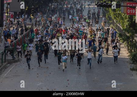 Dhaka, Bangladesh. 18 juillet 2024. Des manifestants anti-quotas affrontent des membres de la Bangladesh Chhatra League (BCL) (aile étudiante du parti au pouvoir), dans la zone du collège de Dhaka. De violents affrontements entre groupes étudiants rivaux à propos des quotas pour les emplois gouvernementaux, a déclaré la police. Cela s'est produit un jour après que plus de 1500 personnes ont été blessées. (Photo de Sazzad Hossain/SOPA images/SIPA USA) crédit : SIPA USA/Alamy Live News Banque D'Images