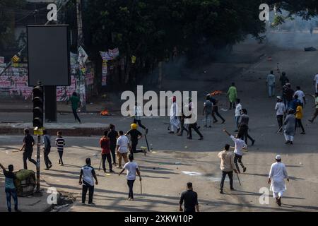 Dhaka, Bangladesh. 18 juillet 2024. Les membres de la Bangladesh Chhatra League (BCL) (aile étudiante du parti au pouvoir) prennent position dans la région du Collège de Dhaka lors d'une manifestation anti-quota. De violents affrontements entre groupes étudiants rivaux à propos des quotas pour les emplois gouvernementaux, a déclaré la police. Cela s'est produit un jour après que plus de 1500 personnes ont été blessées. (Crédit image : © Sazzad Hossain/SOPA images via ZUMA Press Wire) USAGE ÉDITORIAL SEULEMENT! Non destiné à UN USAGE commercial ! Banque D'Images