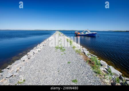 Petit chalutier finlandais de pêche lacustre ancré derrière le brise-lames du lac Pohjois-Konnevesi , Finlande Banque D'Images