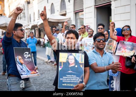 Rome, Italie. 24 juillet 2024. Les membres de la communauté bangladaise de Rome se rassemblent pour soutenir le gouvernement du Bangladesh et pour mettre fin aux manifestations et à la violence. (Crédit image : © Marco Di Gianvito/ZUMA Press Wire) USAGE ÉDITORIAL SEULEMENT! Non destiné à UN USAGE commercial ! Banque D'Images