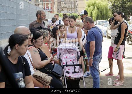 Les habitants de la Vela Celeste di Scampia à Secondigliano attendent d’entrer chez eux pour y emporter des marchandises de première qualité deux jours après l’effondrement d’une balustrade où trois personnes sont mortes Banque D'Images