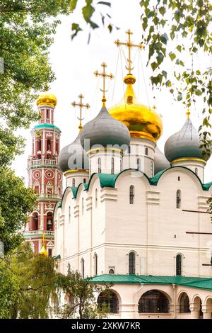 MOSCOU, RUSSIE - 09 JUIN 2021 bâtiment de l'église avec des dômes dorés cathédrale Smolensky sur le territoire du monastère de Novodevichy dans le capi russe Banque D'Images