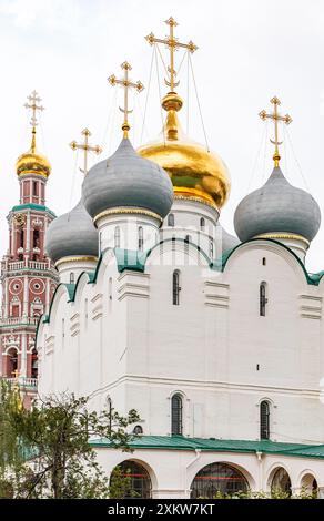 MOSCOU, RUSSIE - 09 JUIN 2021 bâtiment de l'église avec des dômes dorés cathédrale Smolensky sur le territoire du monastère de Novodevichy dans le capi russe Banque D'Images