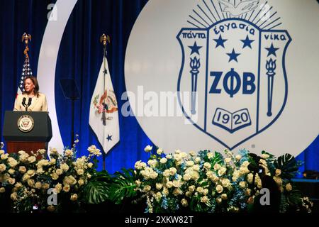 Indianapolis, États-Unis. 24 juillet 2024. INDIANAPOLIS, INDIANA - 24 JUILLET : le vice-président des États-Unis et candidat démocrate à la présidence Kamala Harris prononce le discours d'ouverture à la sororité Zeta Phi Beta, Grand Boulé de l'Inc, le 24 juillet 2024, à Indianapolis, Indiana. Le président américain Joe Biden a annoncé dimanche qu'il abandonnait la course présidentielle de 2024, et a soutenu Harris. Crédit : Jeremy Hogan/Alamy Live News Banque D'Images