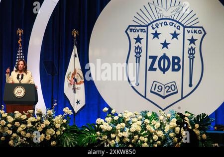 Indianapolis, États-Unis. 24 juillet 2024. INDIANAPOLIS, INDIANA - 24 JUILLET : le vice-président des États-Unis et candidat démocrate à la présidence Kamala Harris prononce le discours d'ouverture à la sororité Zeta Phi Beta, Grand Boulé de l'Inc, le 24 juillet 2024, à Indianapolis, Indiana. Le président américain Joe Biden a annoncé dimanche qu'il abandonnait la course présidentielle de 2024, et a soutenu Harris. Crédit : Jeremy Hogan/Alamy Live News Banque D'Images