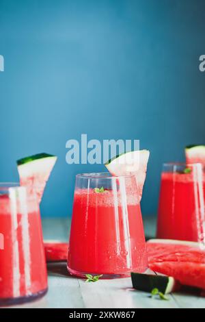 Boisson pétillante rafraîchissante à base de citron vert et de pastèque et garnie de glace et de menthe. Boisson estivale rafraîchissante. Cocktail Aguas Frescas sur un bois Banque D'Images