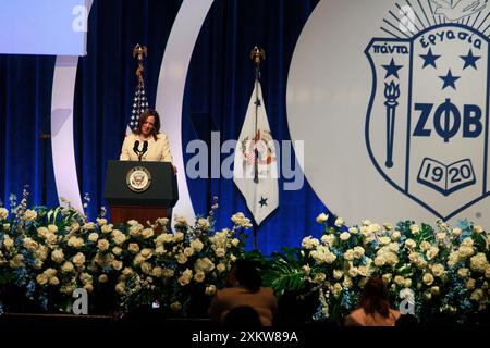 Indianapolis, États-Unis. 24 juillet 2024. INDIANAPOLIS, INDIANA - 24 JUILLET : le vice-président des États-Unis et candidat démocrate à la présidence Kamala Harris prononce le discours d'ouverture à la sororité Zeta Phi Beta, Grand Boulé de l'Inc, le 24 juillet 2024, à Indianapolis, Indiana. Le président américain Joe Biden a annoncé dimanche qu'il abandonnait la course présidentielle de 2024, et a soutenu Harris. Crédit : Jeremy Hogan/Alamy Live News Banque D'Images