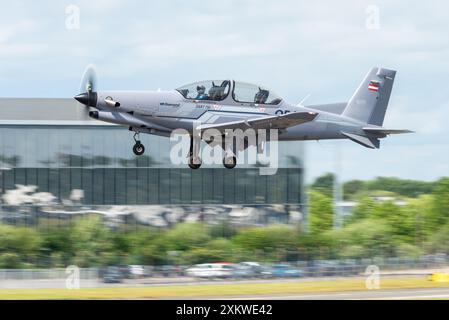 L'avion Diamond DART-750 décolle au Farnborough International Airshow 2024, Royaume-Uni. Version militaire de Diamond Aircraft reconnaissance Trainer Banque D'Images