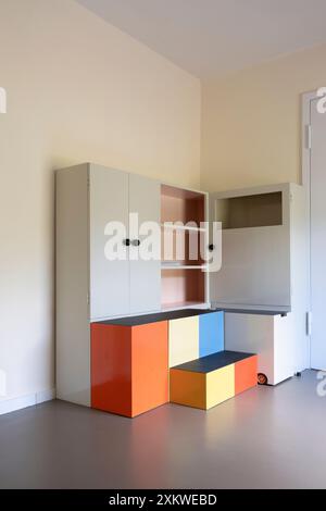 Haus am Horn, première maison modèle Bauhaus avec cubes géométriques multicolores et placards Banque D'Images